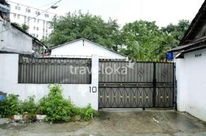 una puerta negra delante de una valla blanca en Rumah Kost 10 Gambir en Yakarta