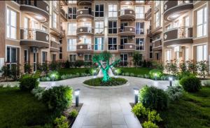 an apartment building with a statue in the courtyard at Apartments Vilma&Villiam in Ravda