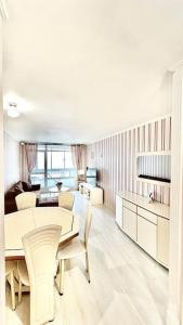 Un comedor con una mesa y sillas en una habitación. en Logement avec parking à 11 min de Paris et 15 min de la défense Arena, en Argenteuil