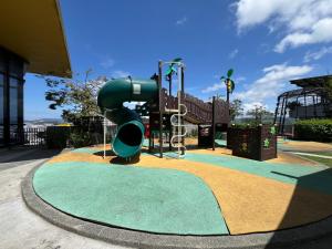 un parque infantil con un tobogán en un parque infantil en The Nordic Kajang en Kajang