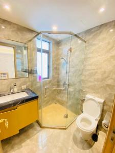 y baño con ducha, aseo y lavamanos. en R&F Princess Cove Johor Bahru By SShineHome en Johor Bahru