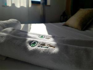 een close-up van een witte deken op een bed bij Apartman Luka Casa in Zlatibor