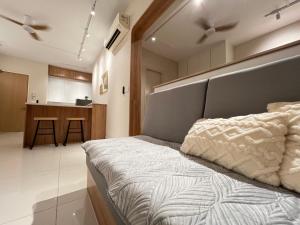 1 dormitorio con 1 cama y cocina en The Nordic Kajang en Kajang