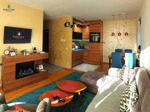 een woonkamer met een bank en een tafel bij Apartman Luka Casa in Zlatibor