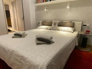a bedroom with a white bed with two towels on it at Ferienwohnung am Meer Belle Vue in Chania