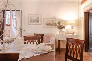 a living room with a table and a couch at LA FINESTRA SUL TRAMONTO Dimora Storica in Laterina