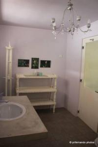 baño con lavabo y lámpara de araña en No 21 en Colombo