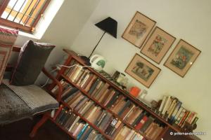 uma sala de estar com uma estante cheia de livros em No 21 em Colombo