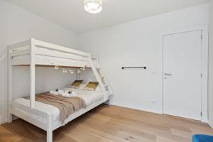 Двухъярусная кровать или двухъярусные кровати в номере Bright waterfront apartment