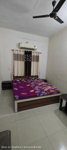 łóżko w pokoju z sufitem w obiekcie Shri mallick Mangalam w mieście Korba