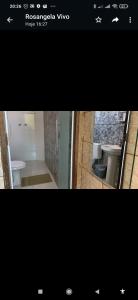 uma imagem de uma casa de banho com um lavatório e um WC em Hospedagem do Marcão em Belo Horizonte