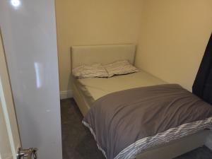 a small bedroom with a bed in the corner at UNIVERSITY HOMES in Middlesbrough