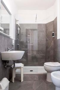 y baño con lavabo, aseo y ducha. en Hotel Poli en Castelnovo di Sotto