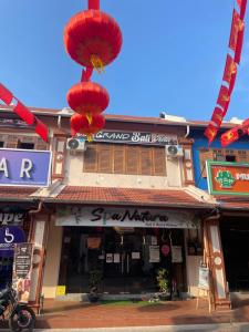 una tienda con linternas rojas en la parte delantera de un edificio en The Grand Bali Hotel en Melaka