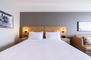 Postelja oz. postelje v sobi nastanitve Sandman Signature Dartmouth Hotel & Suites