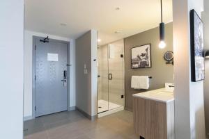 Kopalnica v nastanitvi Sandman Signature Dartmouth Hotel & Suites