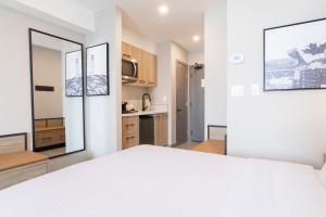 Kuhinja oz. manjša kuhinja v nastanitvi Sandman Signature Dartmouth Hotel & Suites
