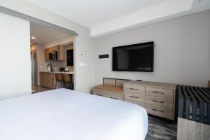 TV in/ali zabaviščno središče v nastanitvi Sandman Signature Dartmouth Hotel & Suites
