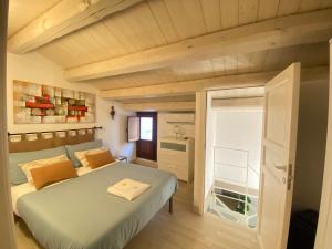 Łóżko lub łóżka w pokoju w obiekcie Allòft Palermo Rooms