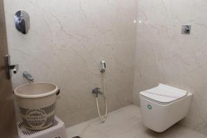 Koupelna v ubytování CS Arunachala Residency