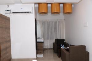 TV a/nebo společenská místnost v ubytování CS Arunachala Residency