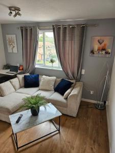 un soggiorno con divano e tavolo di tranquility a Enfield