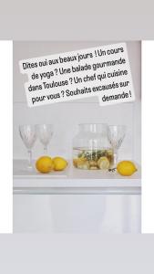 un cartel con limones y vasos en un estante en LA MAISON d'HORTENSE, maison de charme et de caractère, en Toulouse
