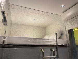 Cette petite chambre comprend des lits superposés. dans l'établissement Diamond Capsule Hotel Amsterdam South, à Amstelveen