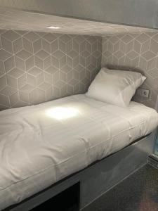 Diamond Capsule Hotel Amsterdam South客房内的一张或多张床位