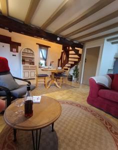 uma sala de estar com um sofá e uma mesa em La Vieille Ferme em Donnay