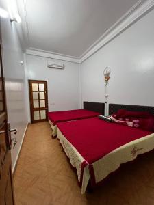 duże czerwone łóżko w białym pokoju w obiekcie Lĩnh Hương Riverside Homestay and Travel w mieście Làng Lap