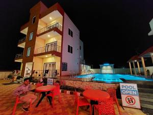 Bazén v ubytování Balukona Beach Resort nebo v jeho okolí