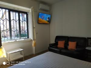 uma sala de estar com um sofá e uma janela em CASA DI LUCY E MAX - cir 108012-LNI-00010,cod. struttura T00561 em Brugherio