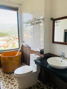 Un baño con bañera, inodoro y lavabo. en Sapa indigo inn, en Sa Pa