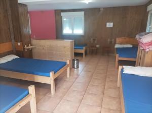 a room with several bunk beds in a dorm at Crucesinn Albergue in Padrón