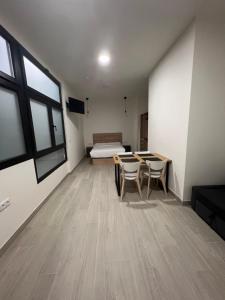 Habitación con mesa, sillas y cama en APARTAMENTOS CIUDAD DE LAS ARTES Y LAS CIENCIAS, en Valencia