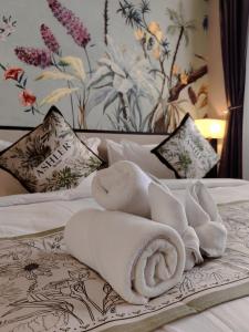 Una toalla sobre una cama en The Palm Suite@Chusan en George Town