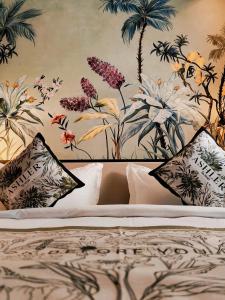 1 dormitorio con 1 cama y papel pintado con motivos florales en The Palm Suite@Chusan en George Town