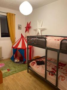 una camera con letto e tenda per i giochi di Chaleureuse maison quartier calme hôpital a Châteauroux