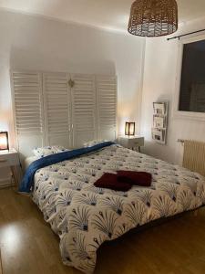 una camera da letto con un grande letto con due comodini di Chaleureuse maison quartier calme hôpital a Châteauroux