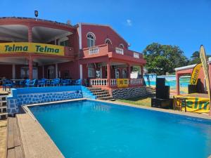 un complexe avec une piscine en face d'un bâtiment dans l'établissement VILLA FPC, à Antsakomboena
