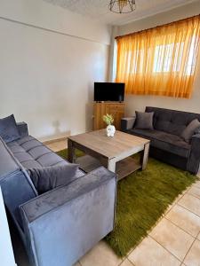 ein Wohnzimmer mit einem Sofa und einem Tisch in der Unterkunft Luxury Beach House 2 in Xiropigado