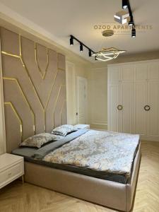 een slaapkamer met een groot bed in een kamer bij Premium 3- roomed apartment near REGISTAN in Samarkand
