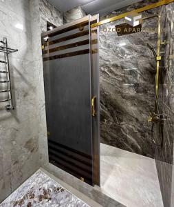 een douchecabine met een deur in de badkamer bij Premium 3- roomed apartment near REGISTAN in Samarkand