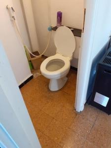 W pokoju znajduje się łazienka z białą toaletą. w obiekcie The Seaview w mieście Algier