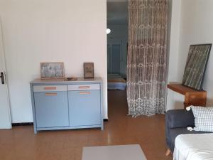 ein Wohnzimmer mit einem blauen Schrank und einem Sofa in der Unterkunft The Seaview in Alger