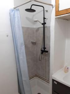阿爾及爾的住宿－The Seaview，浴室里设有玻璃门淋浴