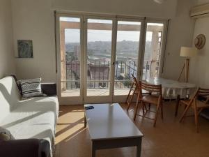 The Seaview في الجزائر: غرفة معيشة مع أريكة وطاولة