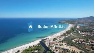 una vista aérea de la playa de Dubrovnik con las palabras dubrovnik auténtico en Trilo 350m dalla spiaggia vista mare budoniaffitti, en Budoni