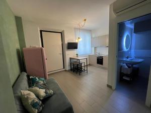 ein Wohnzimmer mit einem Sofa und einer Küche in der Unterkunft 'Na Pace dei Santi B&B in Porto SantʼElpidio